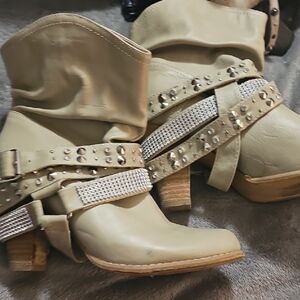 Mojo Moxy Beige Heeled Womens Ankle Boots with Studded Straps Dolce Size 10